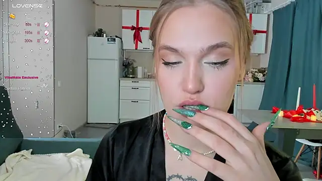 Snapshot of CarolineLovers chatting on December 24, 2:21 am CarolineLovers online show from December 24, 2:21 am