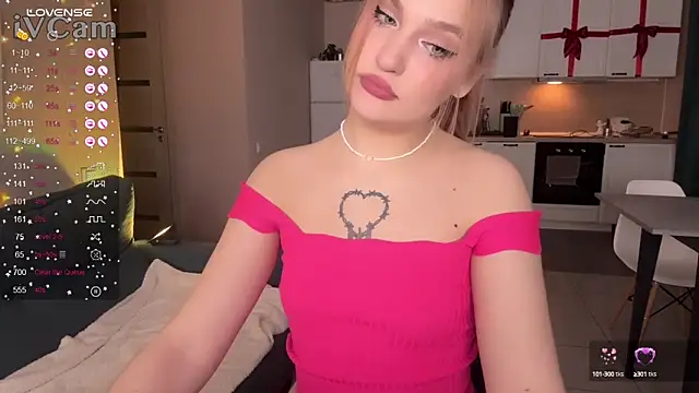 Snapshot of CarolineLovers chatting on February 6, 10:10 pm CarolineLovers online show from February 6, 10:10 pm