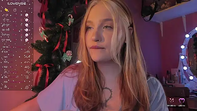 Snapshot of CarolineLovers chatting on December 17, 8:59 pm CarolineLovers online show from December 17, 8:59 pm