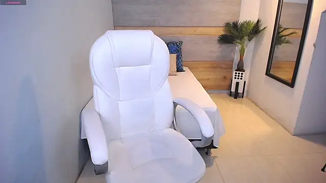 Snapshot of Violetta_rainbow chatting on December 14, 4:12 am Violetta rainbow online show from December 14, 4:12 am