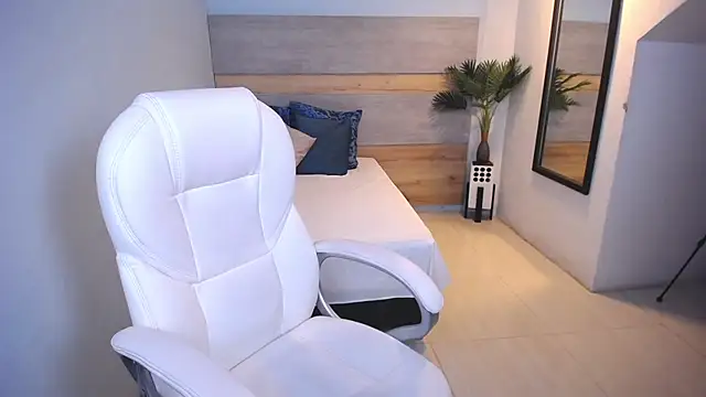 Snapshot of Violetta_rainbow chatting on December 21, 4:19 am Violetta rainbow online show from December 21, 4:19 am