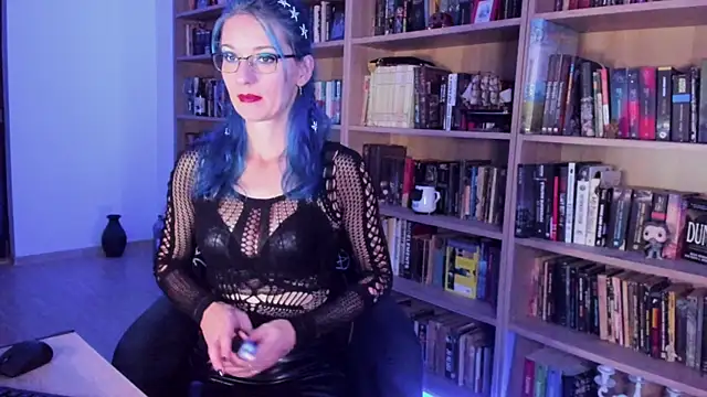 Queen of Hearts1 online show from October 9, 7:45 pm