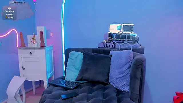 Megan Do Santos online show from February 5, 8:35 pm