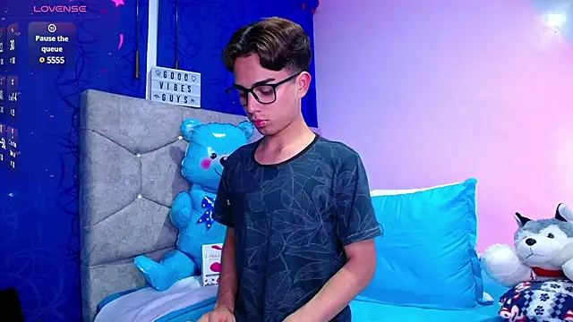 OwenBluee online show from December 3, 9:44 am