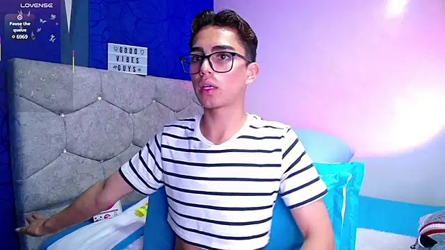 OwenBluee online show from March 2, 9:31 am