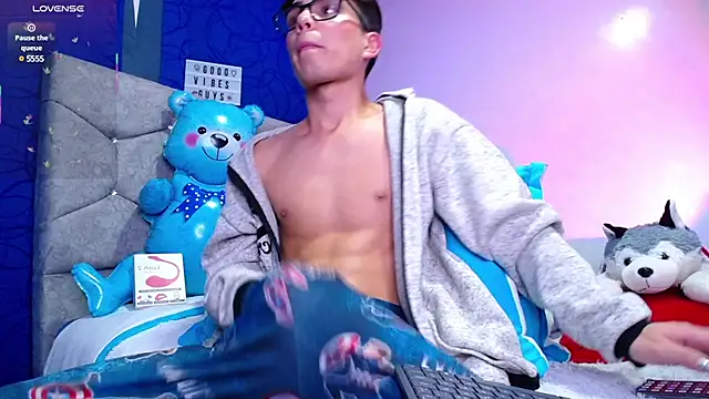 OwenBluee online show from March 3, 12:58 pm