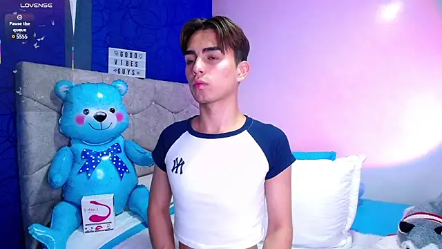 OwenBluee online show from March 10, 4:25 pm