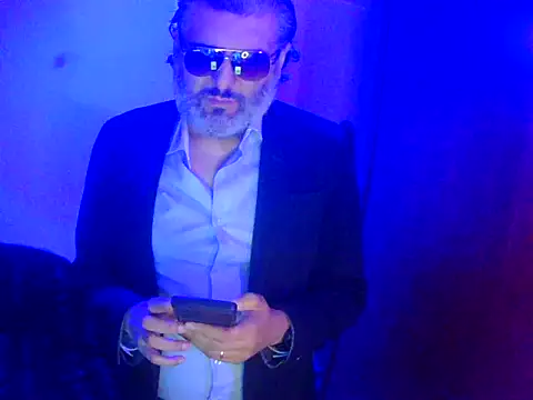 Snapshot of BushBator chatting on December 6, 7:54 am BushBator online show from December 6, 7:54 am