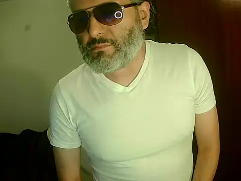 Snapshot of BushBator chatting on December 7, 8:33 am BushBator online show from December 7, 8:33 am