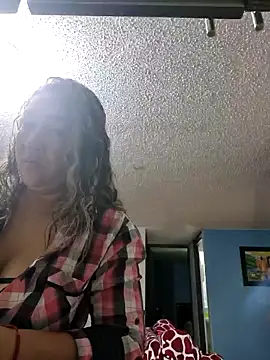 Snapshot of kitty_84 chatting on February 11, 10:04 am kitty 84 online show from February 11, 10:04 am