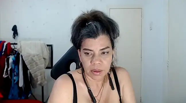 Snapshot of vikyadams chatting on February 26, 11:37 pm vikyadams online show from February 26, 11:37 pm