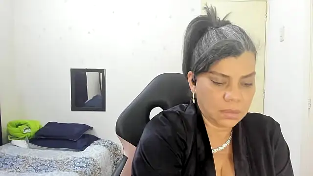 Snapshot of vikyadams chatting on October 15, 4:40 pm vikyadams online show from October 15, 4:40 pm