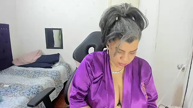 Snapshot of vikyadams chatting on October 23, 10:25 am vikyadams online show from October 23, 10:25 am