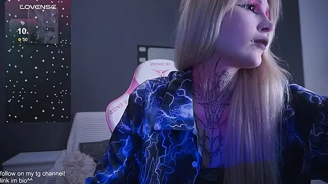 Snapshot of fraulein_mooon chatting on November 16, 10:59 pm fraulein mooon online show from November 16, 10:59 pm