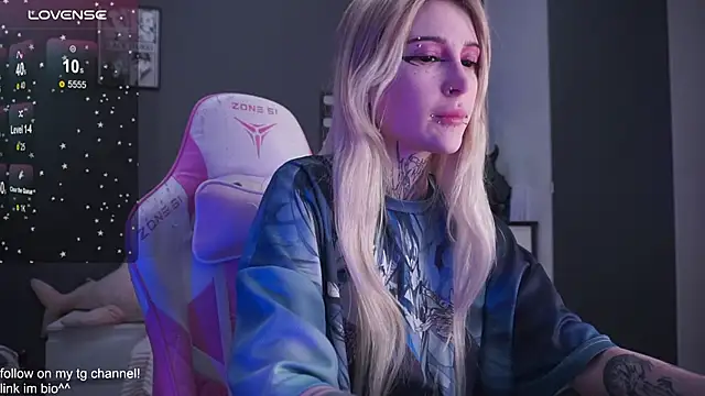 Snapshot of fraulein_mooon chatting on November 24, 10:53 pm fraulein mooon online show from November 24, 10:53 pm