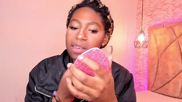 Queen perla  online show from January 23, 12:30 pm