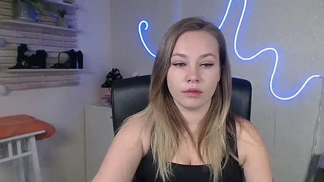 holly xglam online show from December 11, 8:18 pm