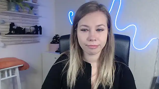 holly xglam online show from December 13, 6:31 am