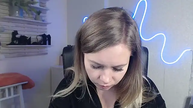 holly xglam online show from December 16, 10:40 am