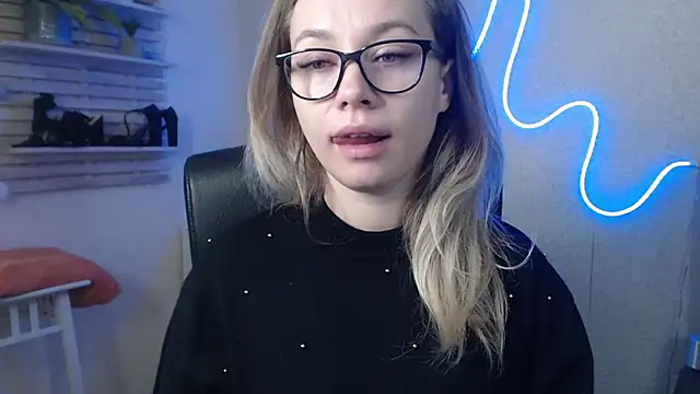 holly xglam online show from December 18, 10:40 am