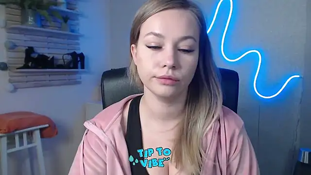 holly xglam online show from December 19, 8:23 pm