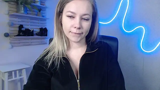 holly xglam online show from January 8, 4:23 am