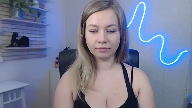 holly xglam online show from January 21, 6:33 am