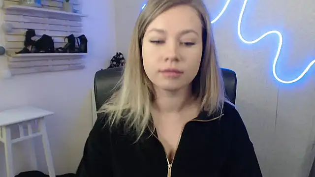 holly xglam online show from January 24, 6:24 am