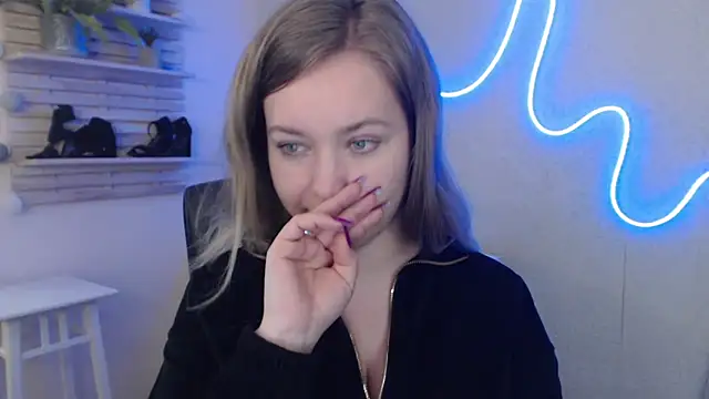 holly xglam online show from February 5, 9:15 am