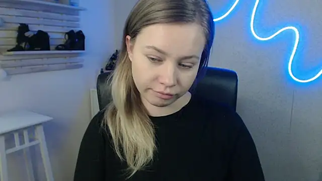 holly xglam online show from February 10, 7:47 am