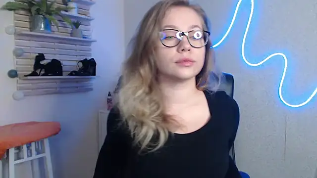 holly xglam online show from February 12, 2:14 am