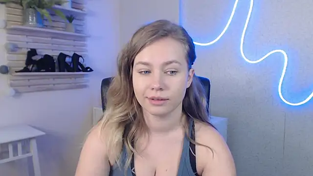 holly xglam online show from February 13, 7:45 am