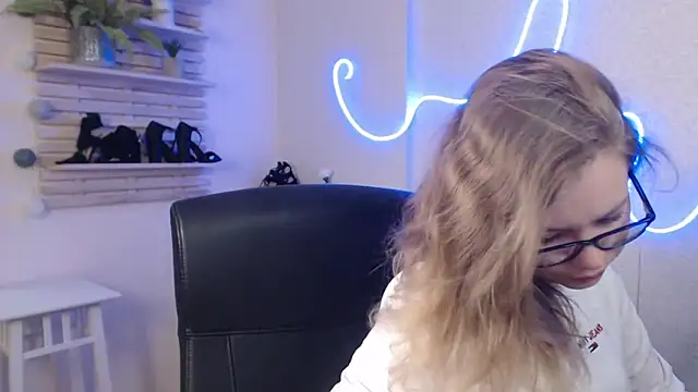 holly xglam online show from February 14, 2:28 am