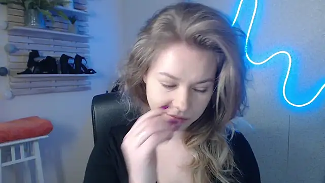 holly xglam online show from February 18, 8:05 am