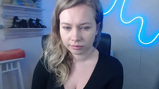 holly xglam online show from February 18, 11:11 am