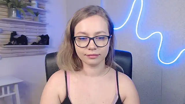 holly xglam online show from March 7, 4:24 am