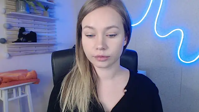 holly xglam online show from March 18, 3:20 am