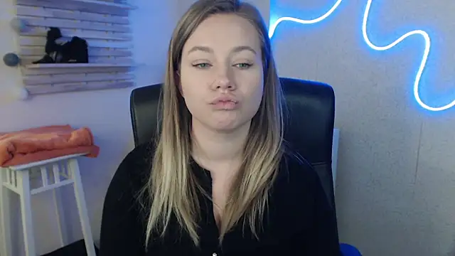 holly xglam online show from March 18, 6:25 am