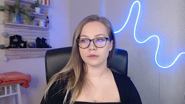 holly xglam online show from March 20, 9:02 pm