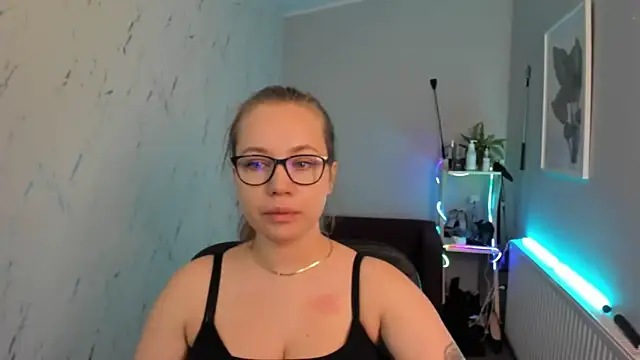 holly xglam online show from September 24, 5:05 pm