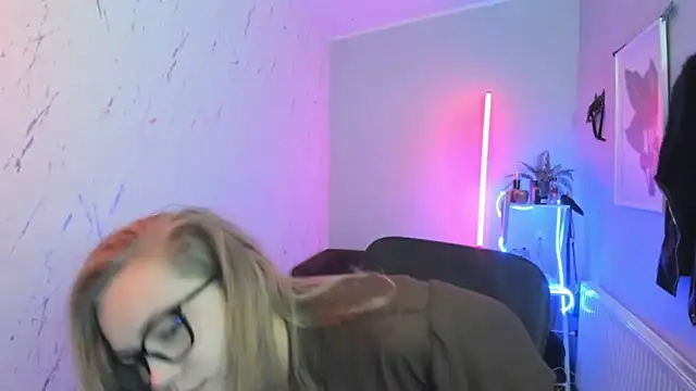 holly xglam online show from October 30, 6:30 pm