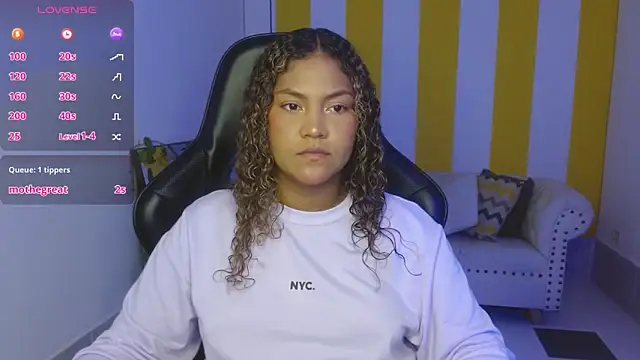 Snapshot of Cristal_War chatting on January 5, 11:33 pm Cristal War online show from January 5, 11:33 pm