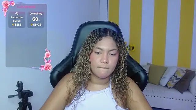 Snapshot of Cristal_War chatting on February 1, 11:37 pm Cristal War online show from February 1, 11:37 pm