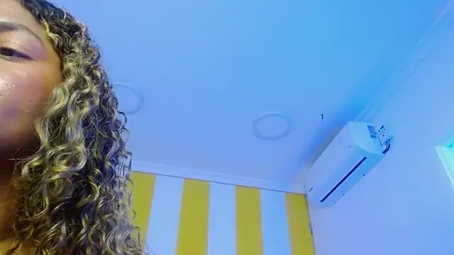 Snapshot of Cristal_War chatting on February 20, 3:12 am Cristal War online show from February 20, 3:12 am