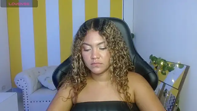 Snapshot of Cristal_War chatting on February 25, 12:14 am Cristal War online show from February 25, 12:14 am