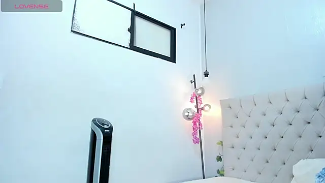 Snapshot of Victoria_Coleman chatting on October 17, 7:27 pm Victoria Coleman online show from October 17, 7:27 pm