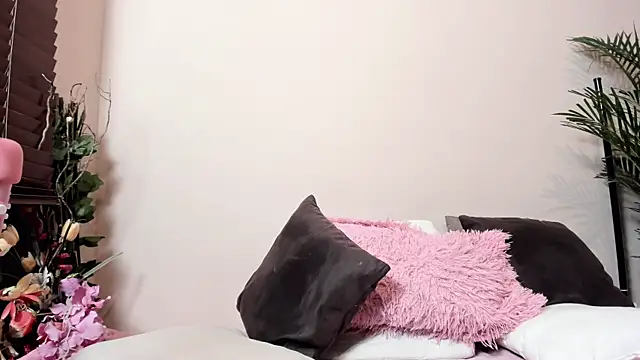 sara  lynn online show from March 20, 3:45 am