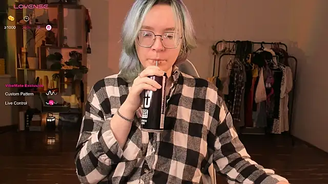 alisahug online show from October 2, 3:30 pm