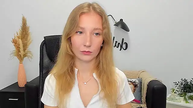 Snapshot of LolaWilsons chatting on January 28, 9:19 am LolaWilsons online show from January 28, 9:19 am