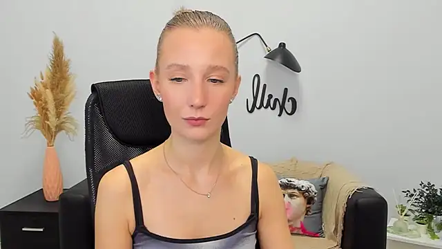 Snapshot of LolaWilsons chatting on January 31, 9:27 am LolaWilsons online show from January 31, 9:27 am